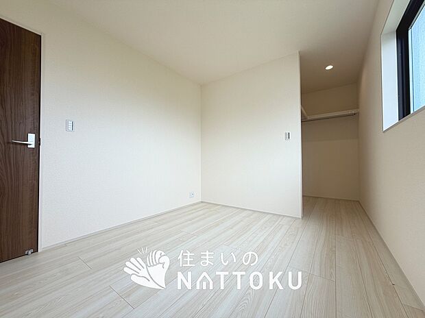 【現地写真（洋室）】木目の美しさを際立たせるシンプルデザインの建具を使用しています。