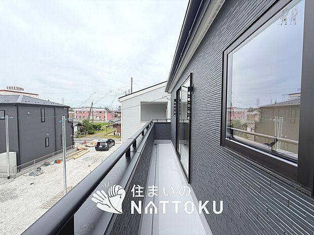 【バルコニー】奥行きが広く、洗濯物をゆったりと干せる十分な広さで、家族の洗濯も捗ります。