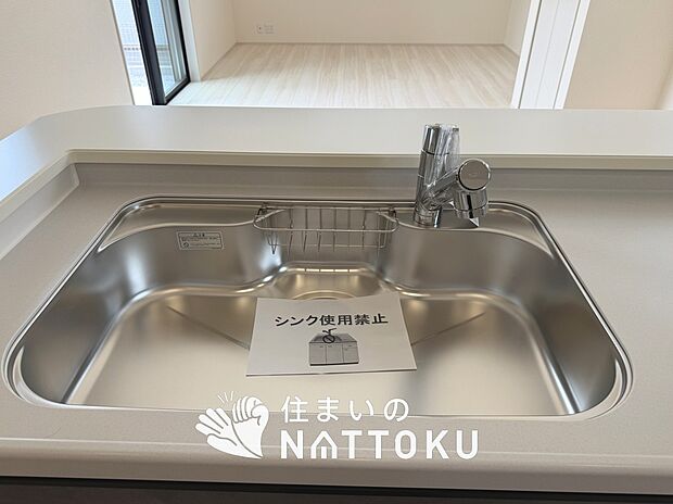【浄水器内臓型ハンドシャワー付シンク】傷や汚れが付きにくい静音仕様の全面エンボス加工シンク。
また、蛇口の先端に浄水器を内蔵。浄水シャワーが使える毎分4リットルのたっぷり浄水。
