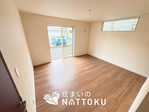【現地写真（寝室）】木目の美しさを際立たせるシンプルデザインの建具を使用しています。