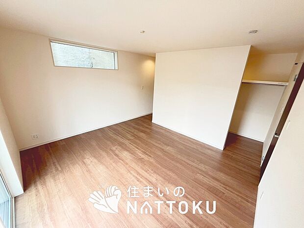 【現地写真（洋室）】木目の美しさを際立たせるシンプルデザインの建具を使用しています。