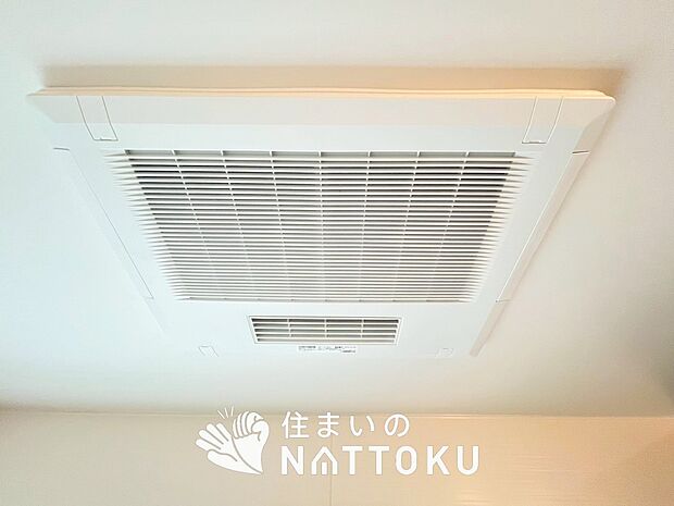 【電気式浴室暖房換気乾燥機】寒い冬場はあたたかく、暑い夏場は扇風機のような心地よさです。
雨の日は、浴室が衣類乾燥スペースになります。
