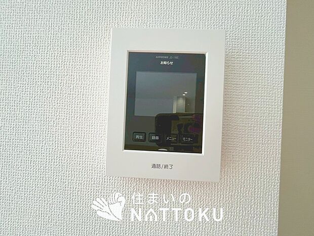 【TVモニター付インターホン】来訪者を画像と音声で確認できる、防犯性に優れた安心のシステム。
スッキリしたデザインで、誰でも簡単に操作できます。
