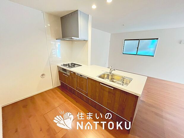 【現地写真（キッチン）】収納たっぷりのシステムキッチン、浄水器付水栓を標準装備しています。