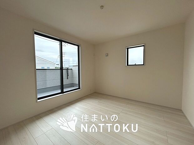 【現地写真(寝室)】木目の美しさを際立たせるシンプルデザインの建具を使用しています。