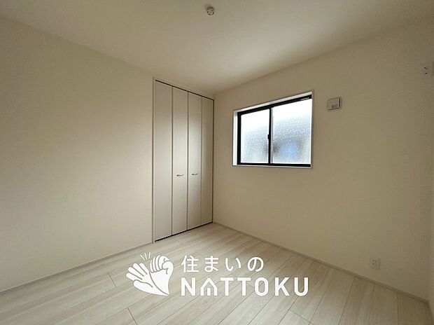 【現地写真(洋室)】木目の美しさを際立たせるシンプルデザインの建具を使用しています。