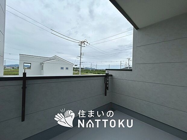 【バルコニー】奥行きが広く、洗濯物をゆったりと干せる十分な広さで、家族の洗濯も捗ります。