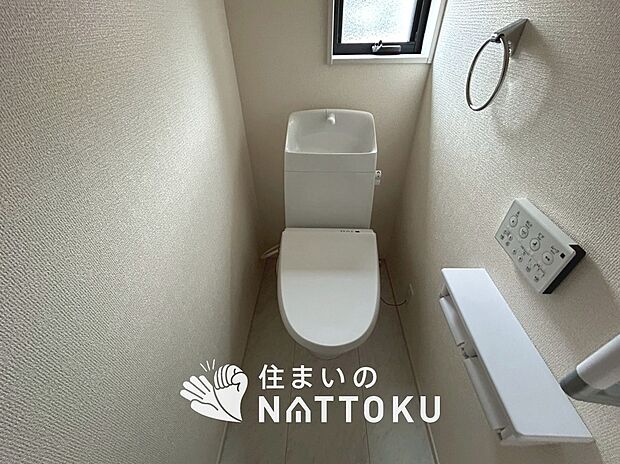 【トイレ】汚れてもサッとひと拭きでお手入れ簡単、エコ仕様の温水洗浄便座付きのトイレです。
バリアフリーにも配慮しています。