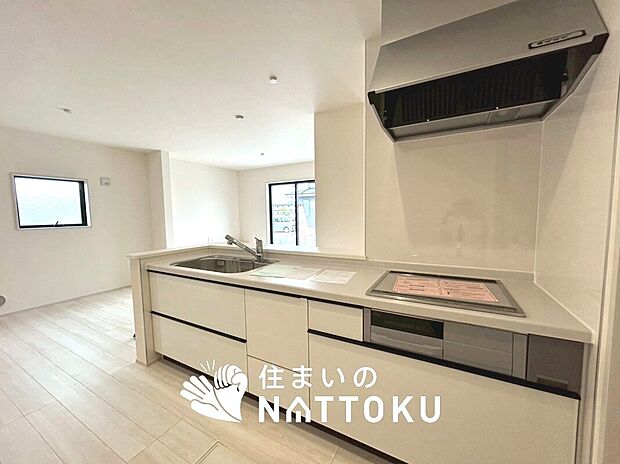 【現地写真(キッチン)】収納たっぷりのシステムキッチン、浄水器付水栓を標準装備しています。