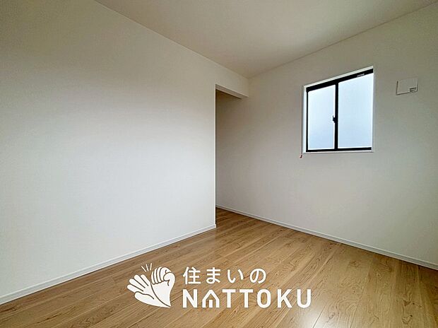 【現地写真（洋室）】木目の美しさを際立たせるシンプルデザインの建具を使用しています。