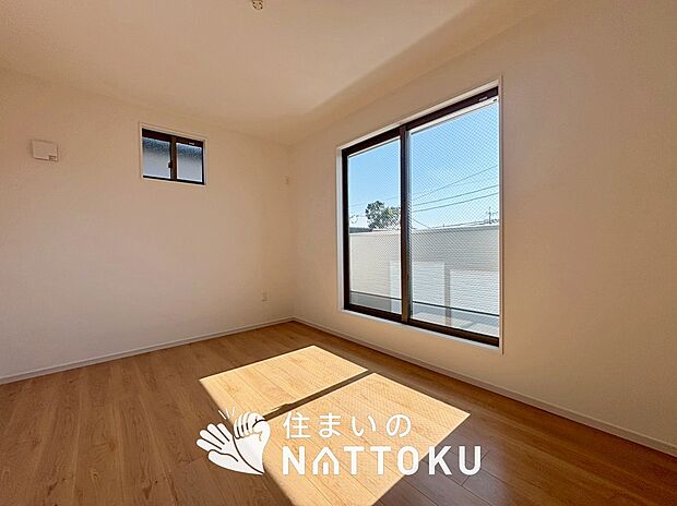 【現地写真(寝室)】木目の美しさを際立たせるシンプルデザインの建具を使用しています。