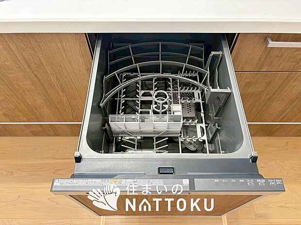 【食器洗い乾燥機】食後の時間にゆとりを与えてくれる食器洗い乾燥機。
操作ボタンも上面にあるので、腰をかがめずに操作ができラクラクです。