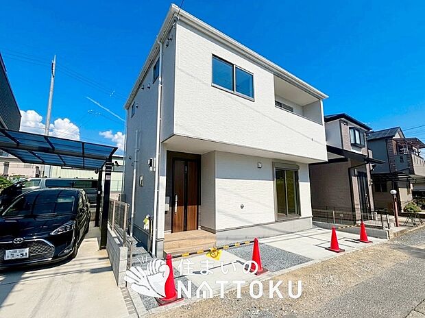 【現地写真(外観)】軽くて火災に強い屋根材を採用し、地震時の建物への負担や揺れを軽減しています。