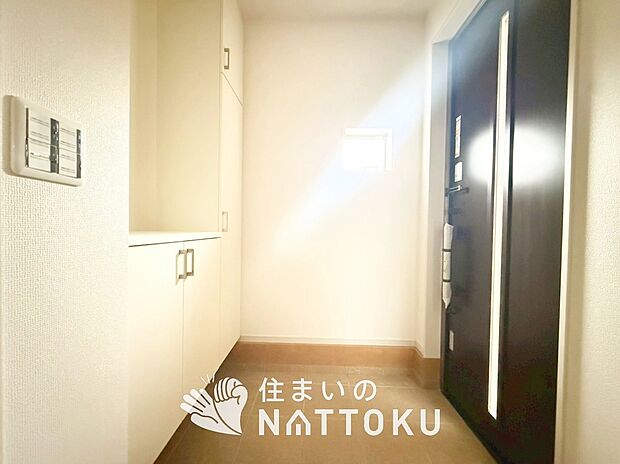 【現地写真（玄関）】玄関には、大型のシューズ収納を設置しています。