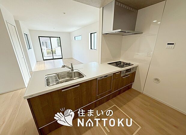 【現地写真（キッチン）】収納たっぷりのシステムキッチン、浄水器付水栓を標準装備しています。