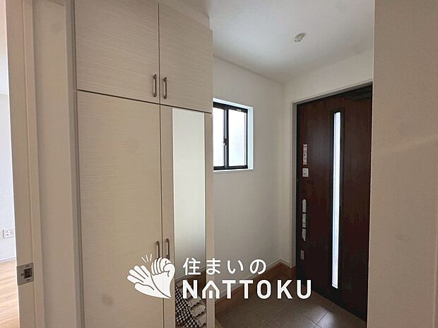 【現地写真（玄関）】玄関には、大型のシューズ収納を設置しています。