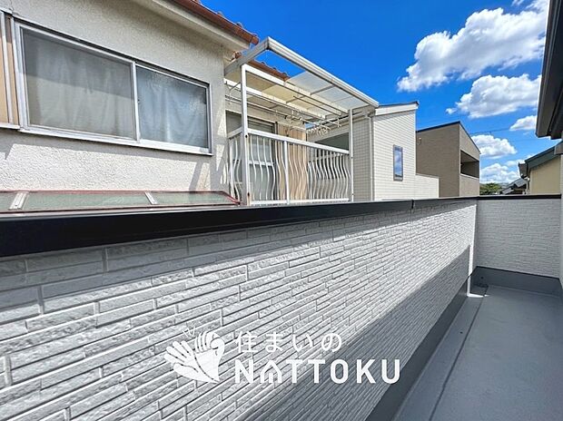 【バルコニー】奥行きが広く、洗濯物をゆったりと干せる十分な広さで、家族の洗濯も捗ります。