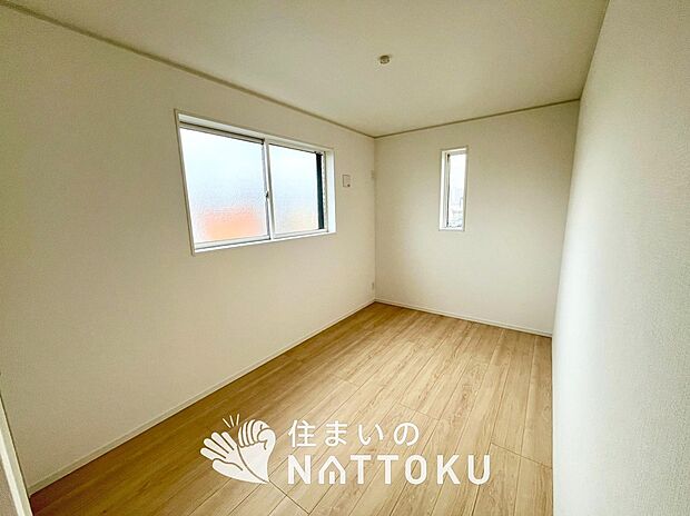 【現地写真（洋室）】木目の美しさを際立たせるシンプルデザインの建具を使用しています。