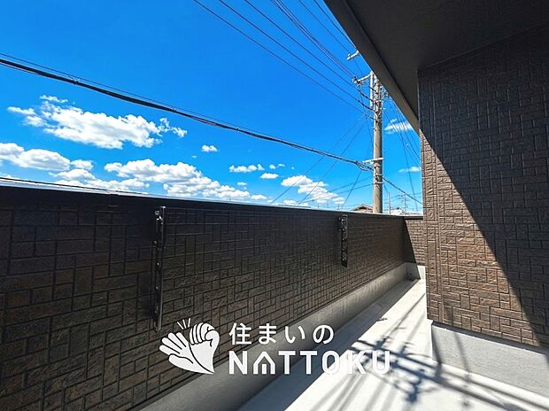 【バルコニー】奥行きが広く、洗濯物をゆったりと干せる十分な広さで、家族の洗濯も捗ります。