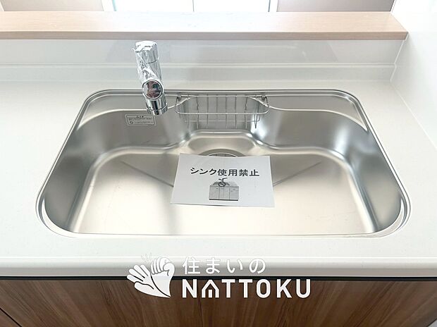 【浄水器内臓ハンドシャワー付シンク】広々とした凸型シンクに洗剤ポケットを標準装備。すっきり収納できます。
また、蛇口の先端に浄水器を内蔵しているため場所をとりません。
