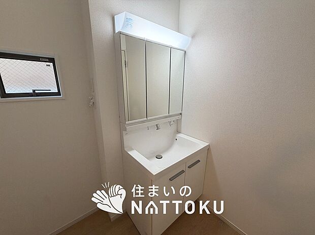 【洗面台・洗面所】鏡の両サイドは、必要なものを取出しやすく、大きな鏡面で朝の準備も快適。
使いやすいリフトアップ機能付きのシングルレバーシャワー水栓付です。
