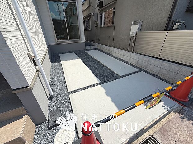 【現地写真（駐車場）】駐車スペースが広く、運転が苦手な方も安心です。