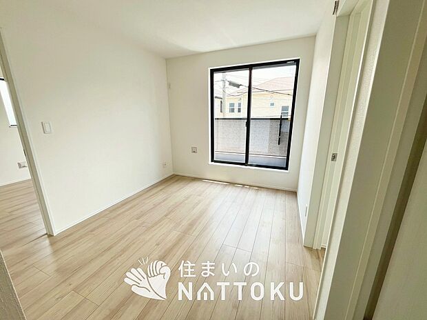 【現地写真（洋室）】木目の美しさを際立たせるシンプルデザインの建具を使用しています。