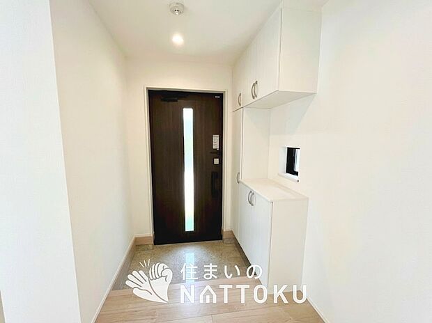 【現地写真（玄関）】玄関には、大型のシューズ収納を設置しています。