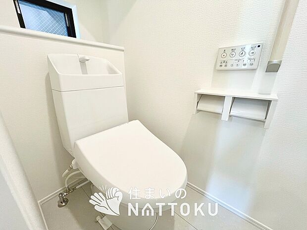 【トイレ】汚れてもサッとひと拭きでお手入れ簡単、エコ仕様の温水洗浄便座付きのトイレです。
バリアフリーにも配慮しています。
