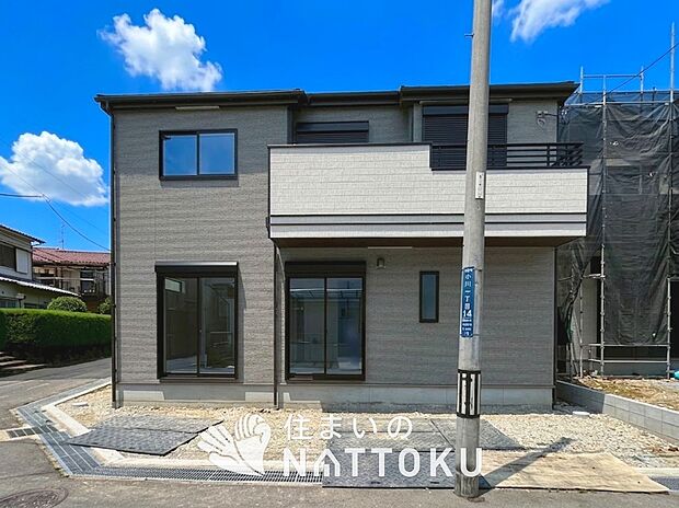 【現地写真（外観）【B号地】】軽くて火災に強い屋根材を採用し、地震時の建物への負担や揺れを軽減しています。