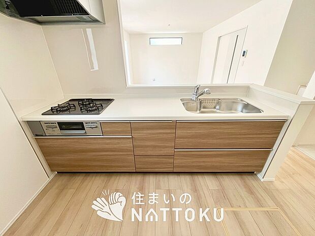 【現地写真（キッチン）】収納たっぷりのシステムキッチン、浄水器付水栓を標準装備しています。