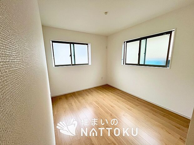 【現地写真（洋室）】木目の美しさを際立たせるシンプルデザインの建具を使用しています。