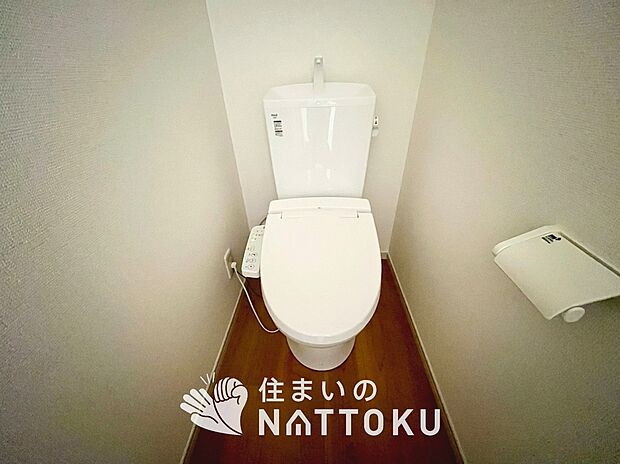 【トイレ】汚れてもサッとひと拭きでお手入れ簡単、エコ仕様の温水洗浄便座付きのトイレです。
バリアフリーにも配慮しています。
