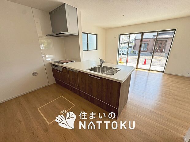 【現地写真（キッチン）】収納たっぷりのシステムキッチン、浄水器付水栓を標準装備しています。