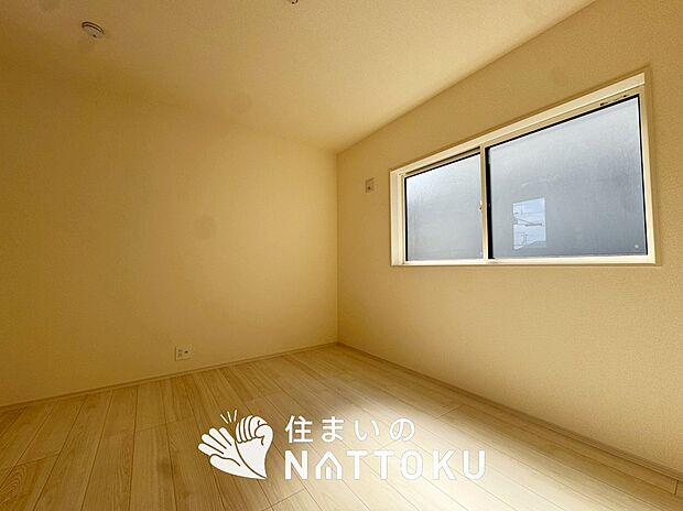 【現地写真（洋室）】木目の美しさを際立たせるシンプルデザインの建具を使用しています。