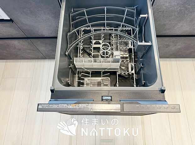 【食器洗い乾燥機】食後の時間にゆとりを与えてくれる食器洗い乾燥機。
操作ボタンも上面にあるので、腰をかがめずに操作ができラクラクです。
