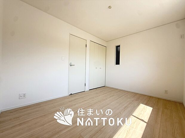 【現地写真（寝室）】木目の美しさを際立たせるシンプルデザインの建具を使用しています。