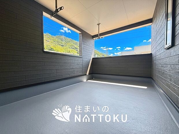 【バルコニー】奥行きが広く、洗濯物をゆったりと干せる十分な広さで、家族の洗濯も捗ります。