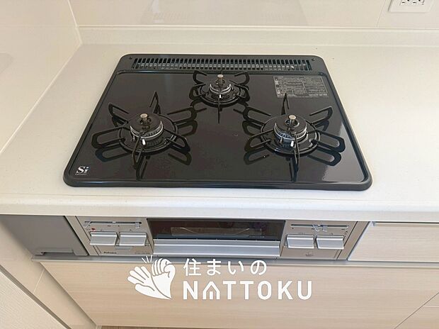 【ビルトインコンロ】フラットな構造で清掃性が高く、過熱防止センサー付３口タイプで日頃の家事も快適です。