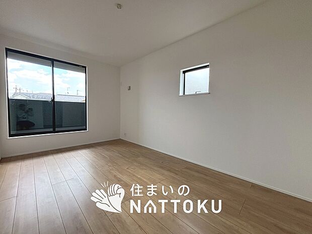 【現地写真（寝室）】木目の美しさを際立たせるシンプルデザインの建具を使用しています。