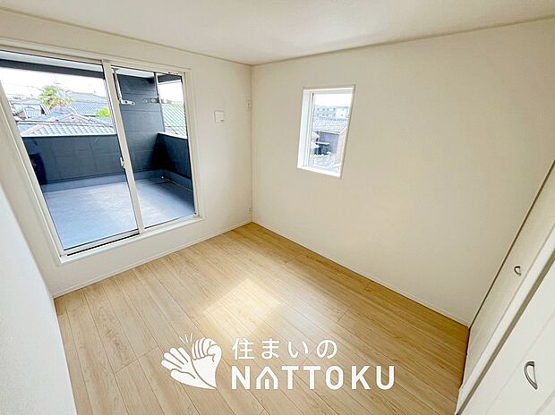 【現地写真（寝室）】木目の美しさを際立たせるシンプルデザインの建具を使用しています。