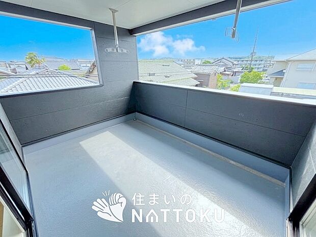 【バルコニー】奥行きが広く、洗濯物をゆったりと干せる十分な広さで、家族の洗濯も捗ります。