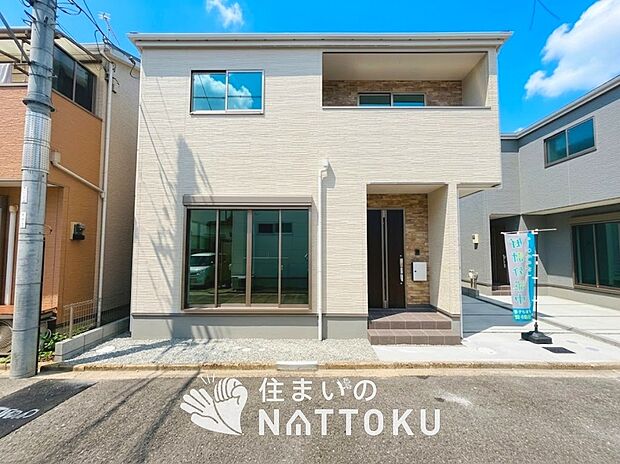 【現地写真（外観）【１号地】】軽くて火災に強い屋根材を採用し、地震時の建物への負担や揺れを軽減しています。