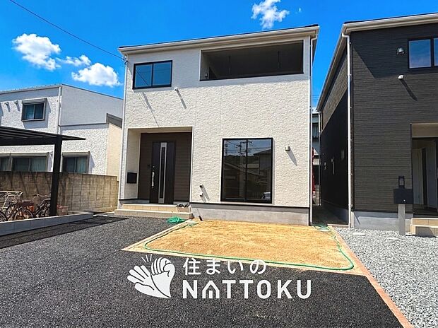 【現地写真（外観）【２号地】】軽くて火災に強い屋根材を採用し、地震時の建物への負担や揺れを軽減しています。