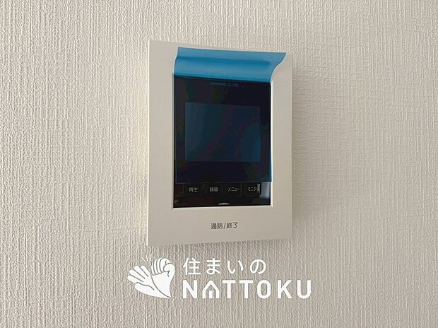 【TVモニター付インターホン】手放し通話ができ、送話表示灯で送話・受話状態が確認できます。
映像と音声で玄関先の様子をチェックできるモニター機能や、夜間の訪問者の顔も確認できるLEDライトを装備しています。
