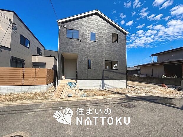 【現地写真（外観）】雨で汚れを落とし、耐久性・耐候性に優れた外壁を使用しています。