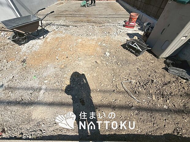 【現地写真（駐車場）】駐車スペースが広く、運転が苦手な方も安心です。
