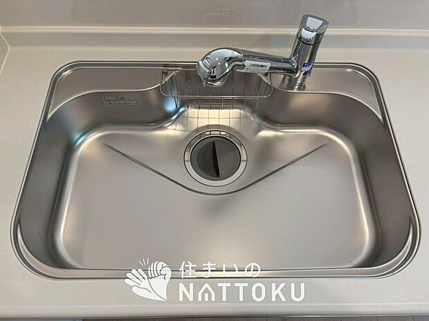 【浄水器内臓ハンドシャワー付シンク】広々とした凸型シンクに洗剤ポケットを標準装備。すっきり収納できます。
また、蛇口の先端に浄水器を内蔵しているため場所をとりません。
