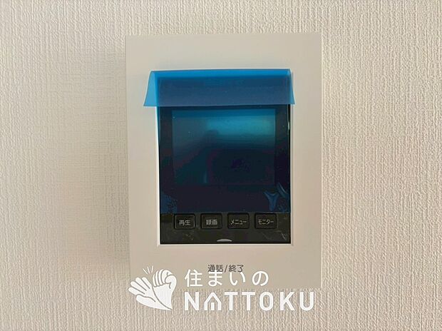 【TVモニター付インターホン】手放し通話ができ、送話表示灯で送話・受話状態が確認できます。
映像と音声で玄関先の様子をチェックできるモニター機能や、夜間の訪問者の顔も確認できるLEDライトを装備しています。
