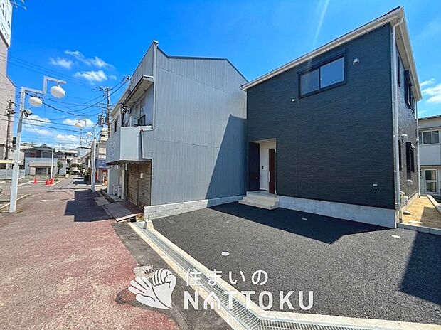 【現地写真（前道含む外観）】健康被害に配慮したもっとも安全性の高い建材を採用し、シックハウス対策をしております。